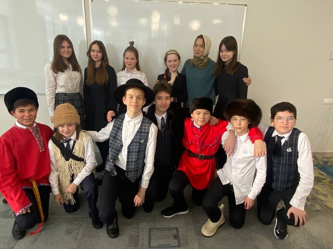 Сегодня на уроках русского языка и литературы ученики Grade 8 Fedo пре...