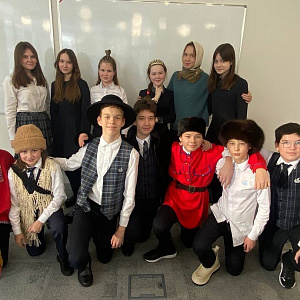 Сегодня на уроках русского языка и литературы ученики Grade 8 Fedo пре...